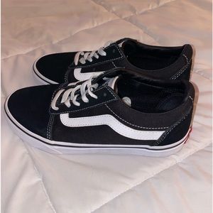 Women’s black and white VANS Ward (us size 6.5)